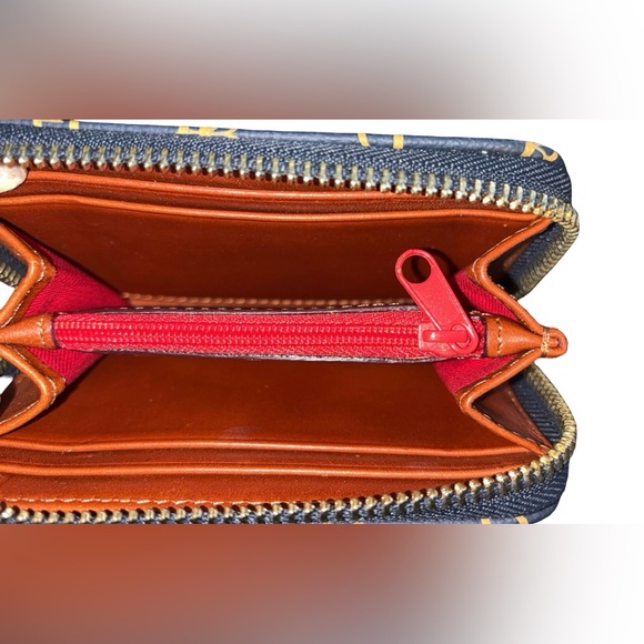 Dooney & Bourke Navy and Tan Leather Logo Change Credit Card Wallet Size 5” - Picture 3 of 3